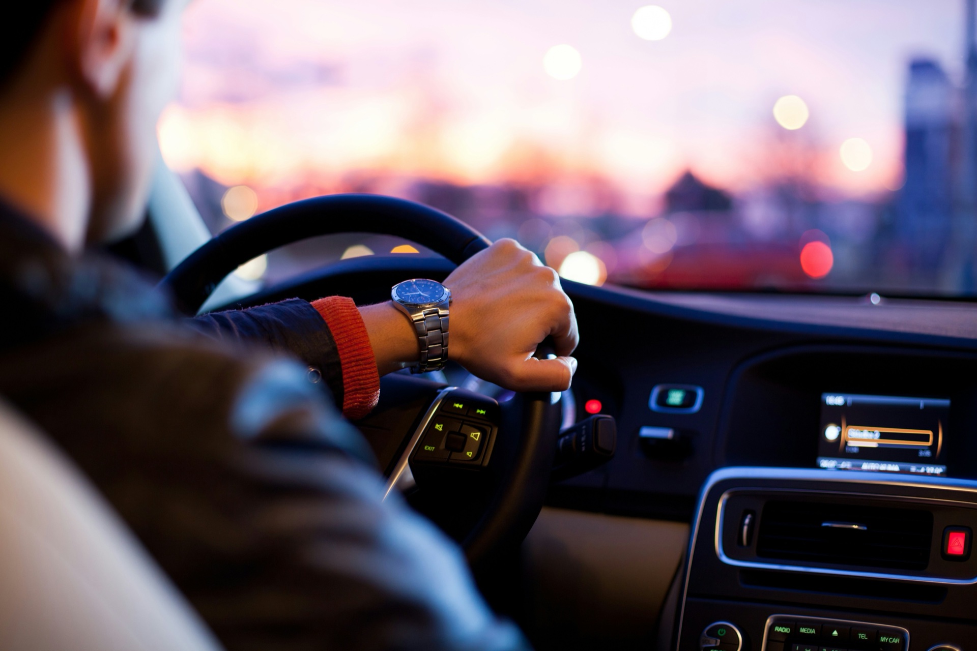 Navi - Tu copiloto inteligente para conductores. Interfaz moderna mostrando análisis de rutas y optimización de ingresos